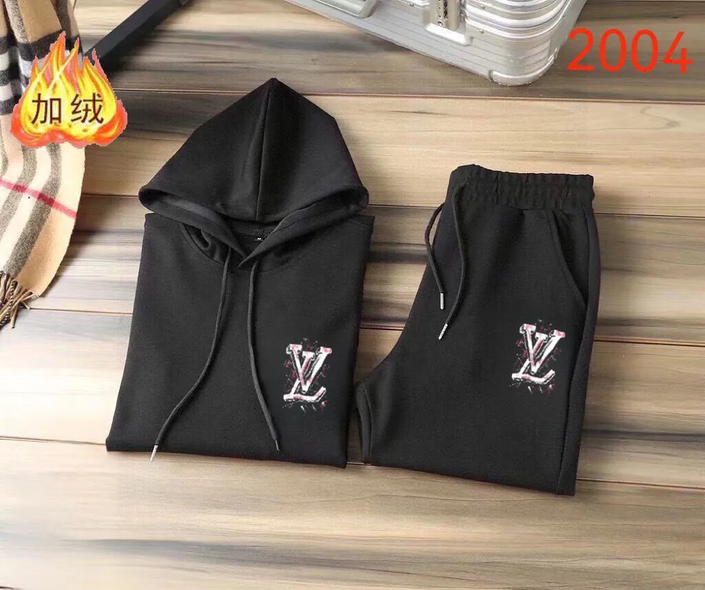 🅿️420 brand [LV Louis Vuitton] (velvet and thickened) 2025 spring new product, celebrities’ favorite fashion-flavored casual suit, clean and neat tailoring, full of urban style. Made of high-quality customized fabrics, the interior has excellent thermal insulation effect, feels soft and dry, and the upper body effect is crisp and stylish. The three-dimensional cutting process and the pattern are all of high standards, and the silhouette version has the right benefits! It is not tight at all, and you feel good when you wear it. So many top-quality raw materials create high-end products with unparalleled value. It is the first choice for high-end fashion people. (Size: M-4XL can wear up to 200 pounds)